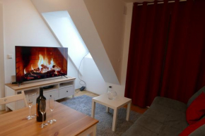 Cosy Modern Apartment with A/C and Balcony